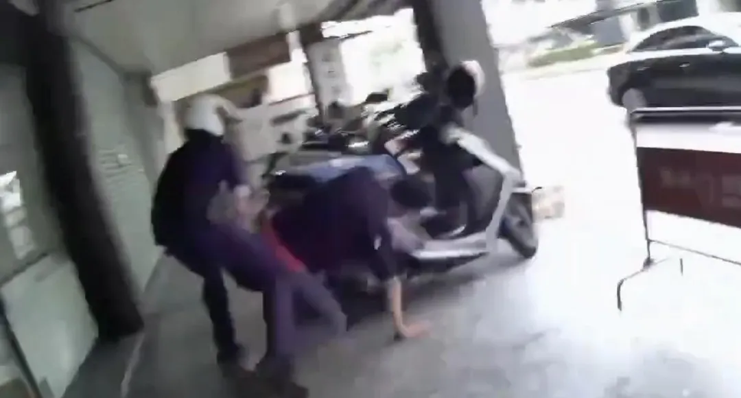 男子逃離現場遭警方壓制逮捕。（圖／翻攝畫面）