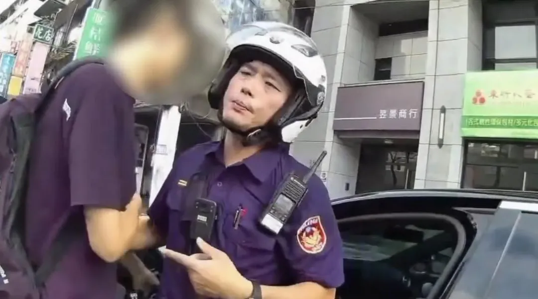 男子被員警發現車上有毒品隨即改變態度拒檢逃逸。（圖／翻攝畫面）