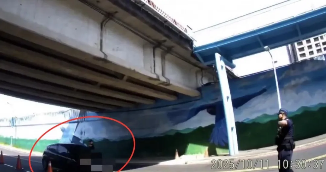 通緝男假意配合盤查趁隙加速逃逸。（圖／翻攝畫面）
