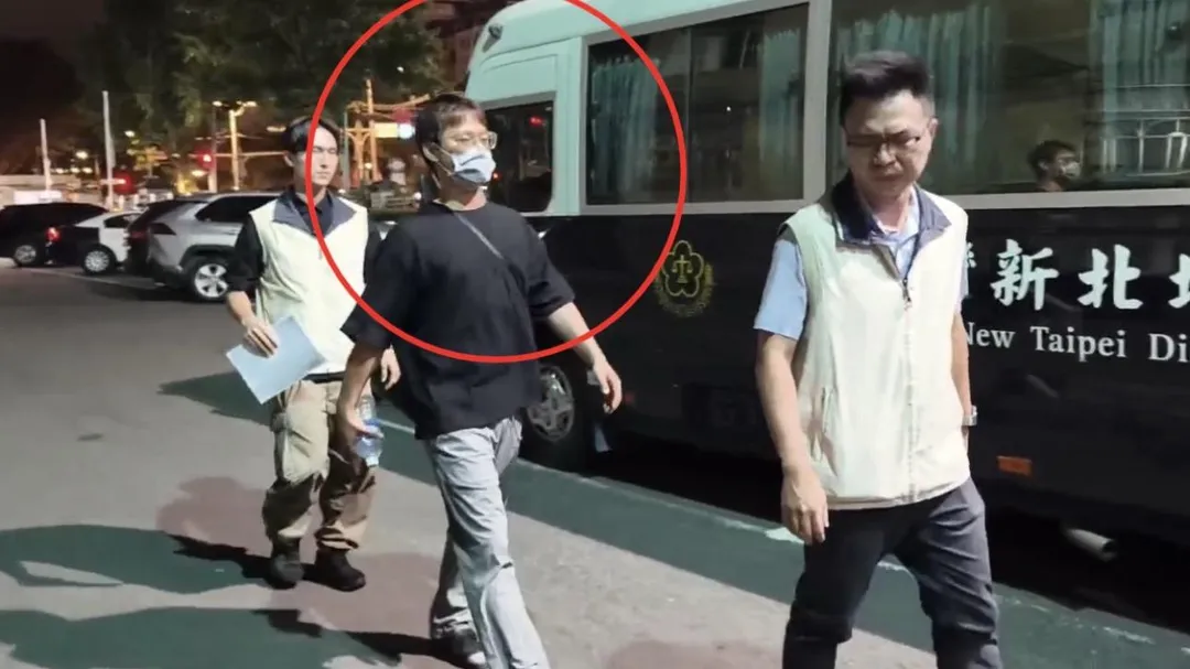 張姓偵查佐被送往新北地檢署複訊。(圖/翻攝畫面)
