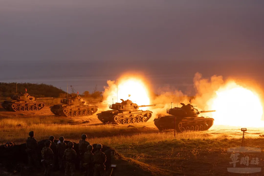 澎防部「鎮疆」操演,M60A3戰車射擊105公厘戰車砲。(圖/青年日報)