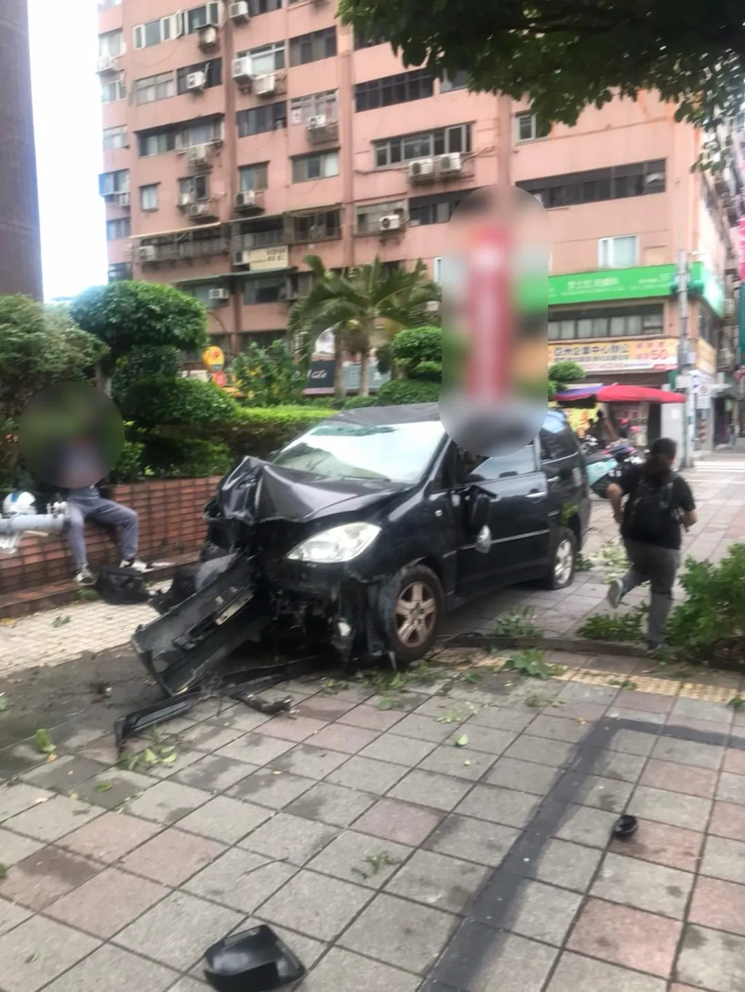 60歲男子駕車行經松山區民權東路三段140巷突然頭暈短暫失去意識,車輛失控衝撞燈桿。(圖/警方提供)