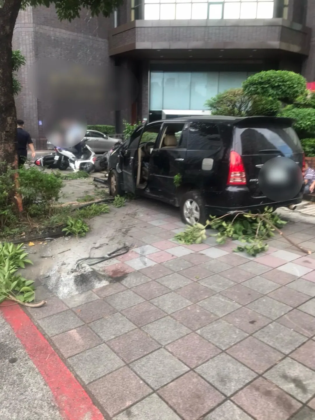 停放路邊的機車遭波及。(圖/警方提供)