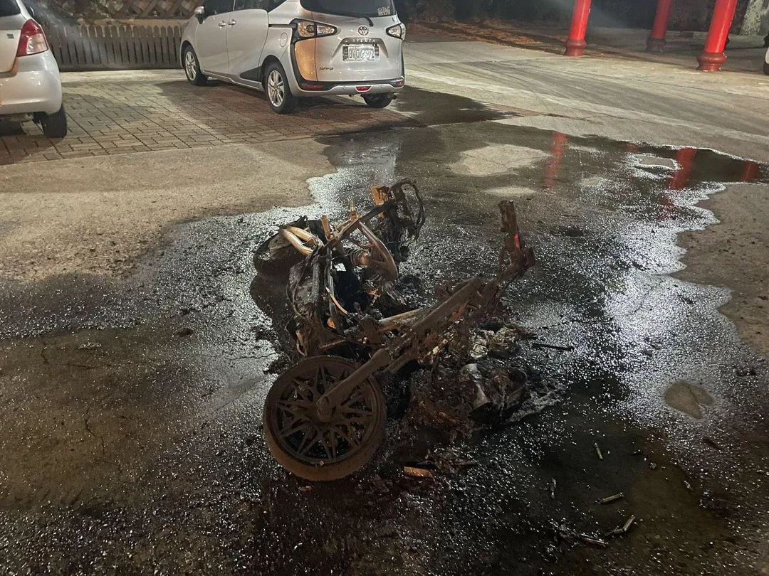 澎湖馬公昨日發生電動機車起火意外，居民見狀立即提水桶救火，但機車仍燒成廢鐵。（圖／澎湖縣消防局提供）