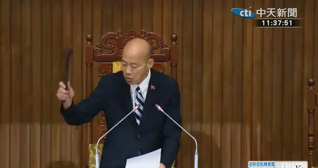 韓國瑜敲下議事槌,宣布韌性特別預算案依協商審查內容三讀通過。(中天新聞)