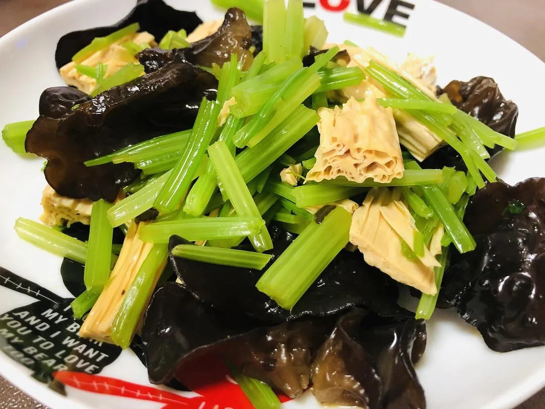 涼拌木耳雖為夏季常見清爽料理，但由於未經高溫處理，表面可能殘留細菌與寄生蟲卵。（示意圖／Pixabay）