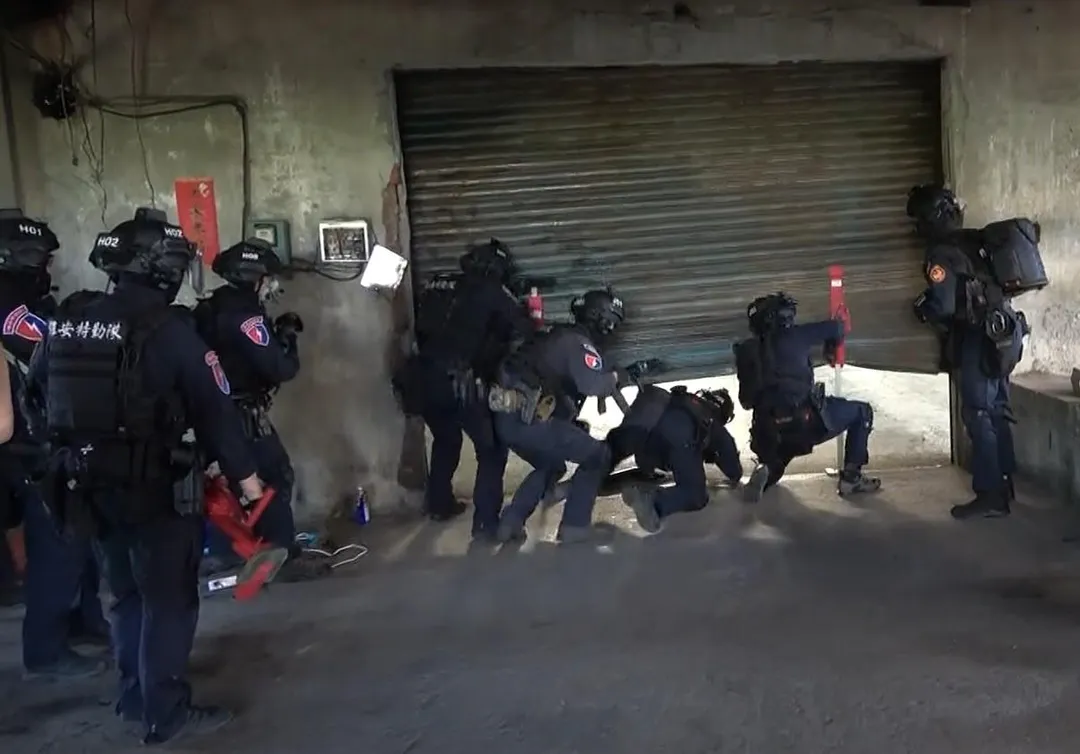 台中檢警今年6月破獲彰化縣線西鄉超大型製毒工廠，查獲總計近2公噸毒品，市值高達15億元。（圖／警方提供）