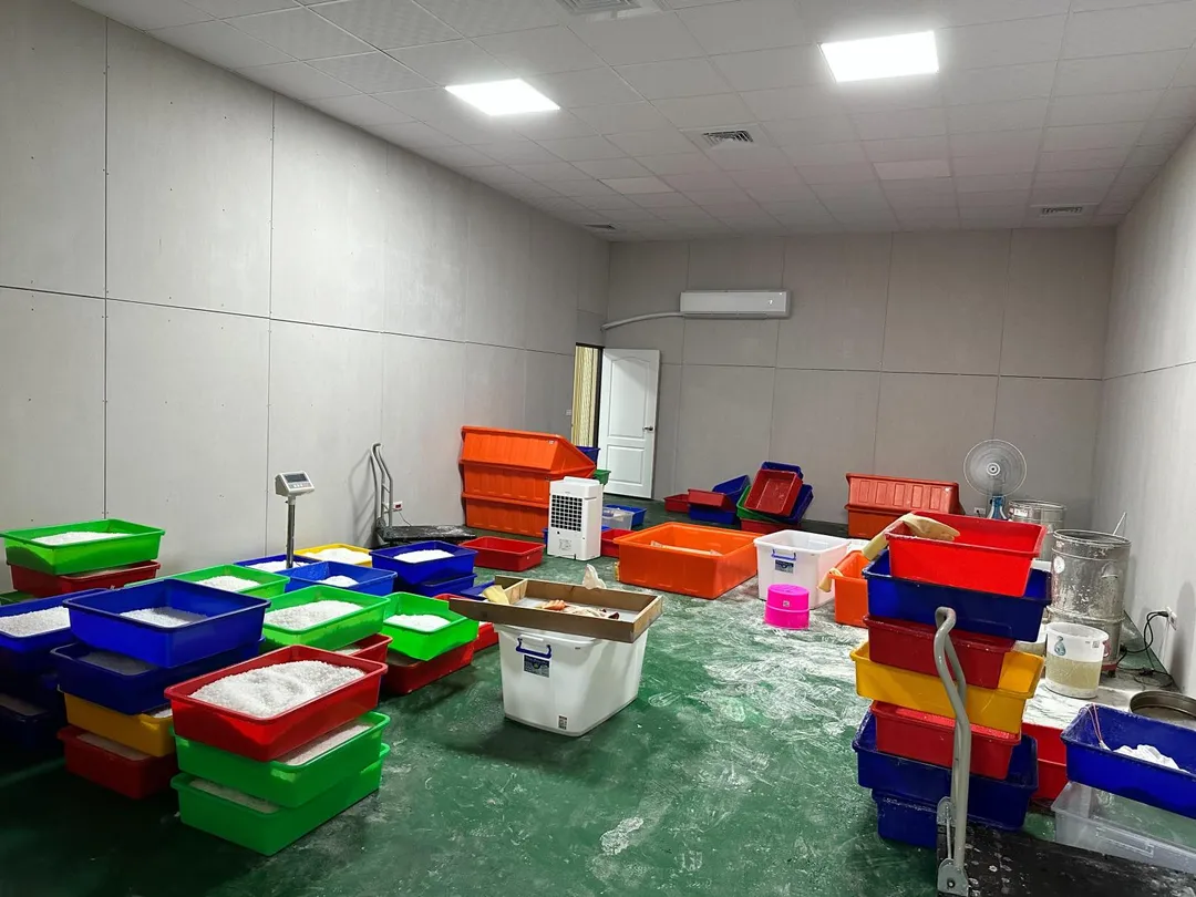 製毒集團成員到五金行購買塑膠盒、工業風扇等器具，再由集團成員進場不分晝夜地展開製毒工作。（圖／警方提供）