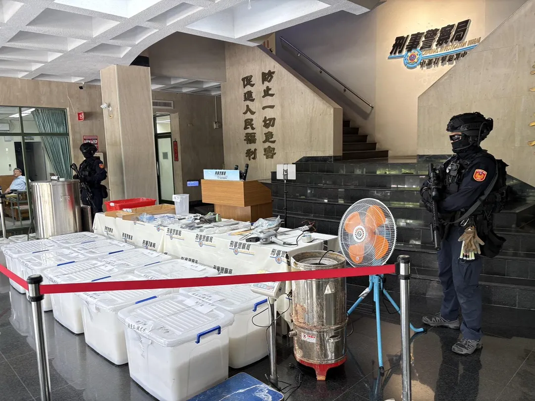 台中檢警查獲一間大型製毒工廠，查獲毒品市值高達15億元。（圖／警方提供）