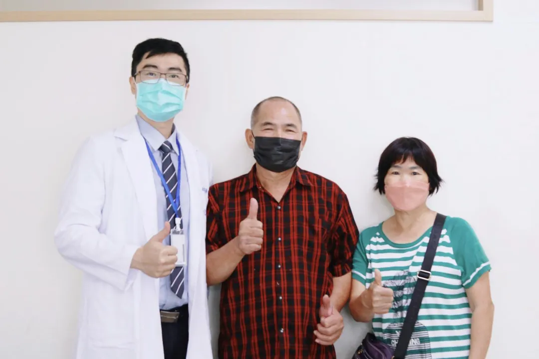 白楚彬醫師(最左)表示，曹先生(中)的機警救了自己一命，若晚了數個月檢查治療，也許腫瘤會惡化、癌症期數也會有所不同。(圖/羅東博愛醫院)