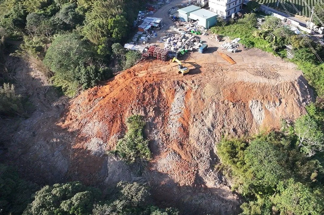 桃園地檢署,查獲以徐男為首等31人的廢土集團,傾倒營建廢棄物和污泥,污染面積逾1萬平方公尺,檢方求處重刑。(圖/桃園地檢署提供)
