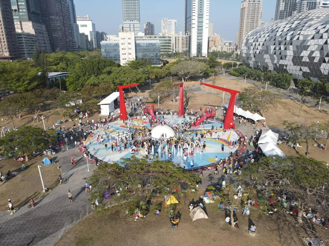 2025高雄海洋派對活動範圍橫跨星光水岸公園、高雄港21號碼頭停車場、第三船渠遊艇碼頭，以及愛河灣周邊水陸場域。（圖／翻攝高雄星光水岸公園臉書）