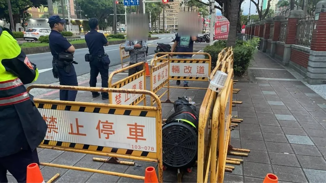嘉義一名鱷魚養殖業者，不滿農業部禁止民眾飼養河口鱷，竟將河口鱷五花大綁帶到立法院前抗議。（圖／警方提供）