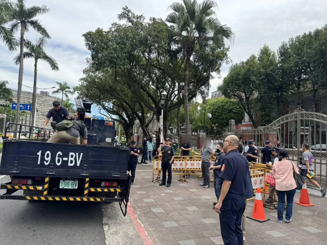 嘉義鱷魚養殖業者帶河口鱷赴立法院抗議，挨罰一萬元，河口鱷也被沒收。（圖／警方提供）