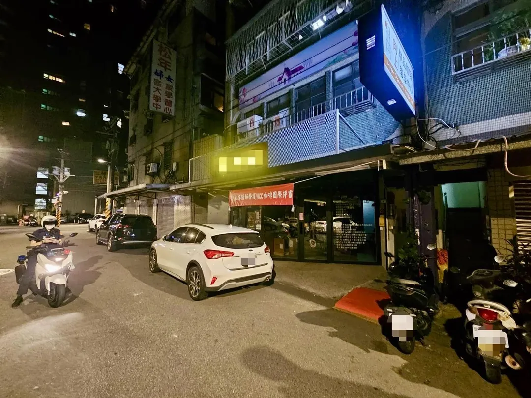 板橋一家咖啡廳前，業者和一名轎車駕駛因為停車問題，爆發糾紛。（圖／警方提供）