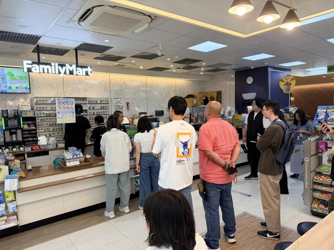 經過政府兩年多審查的加熱菸，今（17）日終於正式合法上架販售，台北市政府與國健署兵分五路同步展開稽查。(圖/民眾提供)
