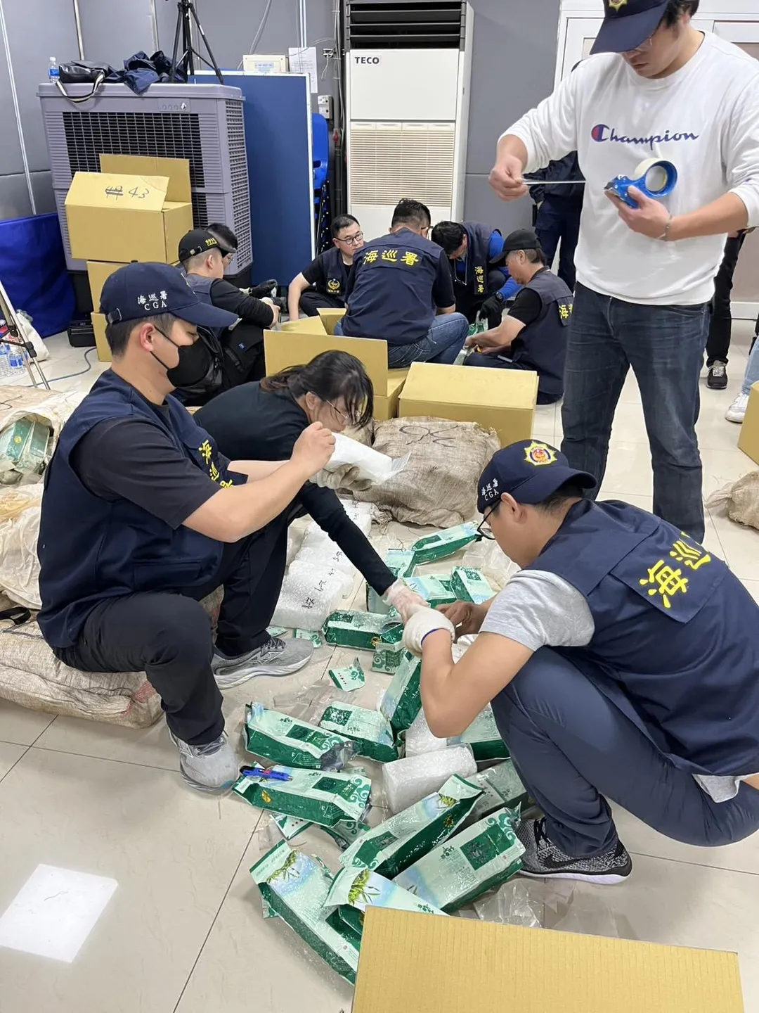 逐一拆檢茶葉包。(圖/中天新聞)