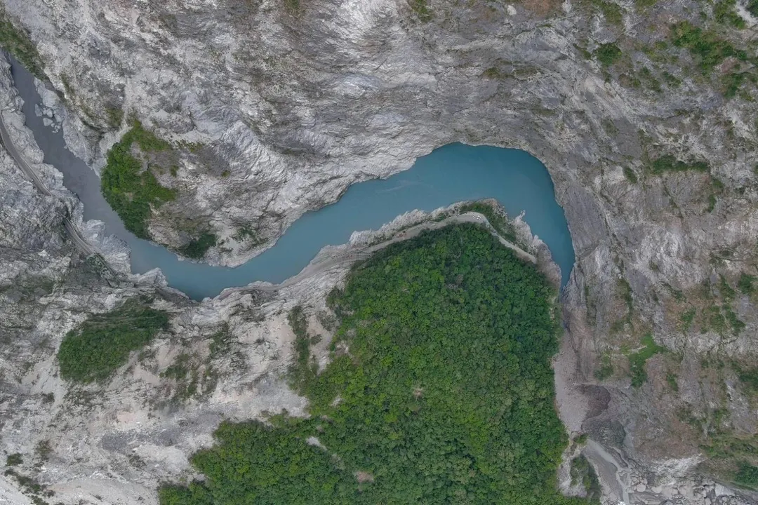 繼光復鄉馬太鞍溪堰塞湖災害後，花蓮地區再度面臨堰塞湖威脅。位於太魯閣國家公園燕子口步道一帶因大量土石崩落，導致立霧溪河道受阻形成新的堰塞湖。（圖／林保署提供）
