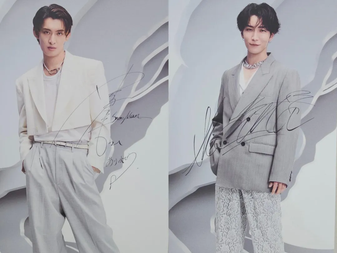 渡邊翔太(右)以及向井康二在快閃店展覽區域的等身照片上留下親筆簽名。(圖/記者 鄧佩雯攝)