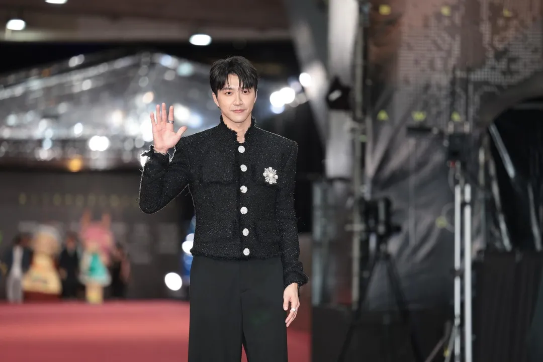 江宏傑今年身穿小香風外套，以一身貴氣西裝帥登紅毯。（圖／中國時報 郭吉詮、杜宜諳攝）
