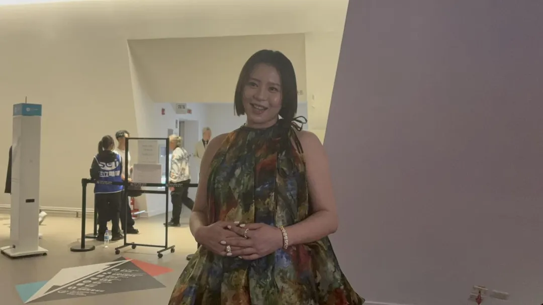 劉品言後台受訪時透露，寶寶前幾天拍超音波照時，恰巧比了個加油手勢。（圖／記者 郭竹倩 攝）