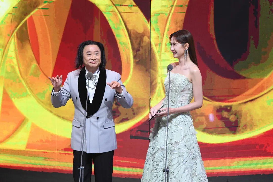 邰智源（左）一秒化身王世堅。（圖／三立提供）
