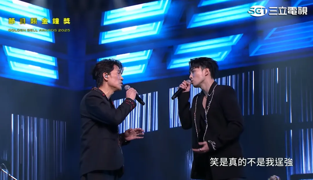 羅時豐(左)不僅擅長台語歌,也能和新生代歌手黃偉晉深情合唱〈說謊〉。(圖/翻攝自金鐘獎YouTube@golden_bell_awards)