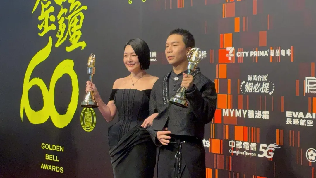 小S(左)曝項鍊「有我姊的一部分」。(圖/記者郭竹倩 攝)