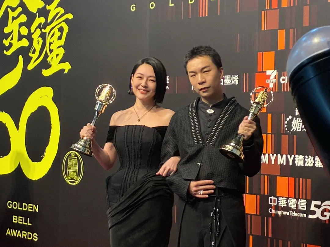 小S（左）與派翠克（右）以《小姐不熙娣》奪下本屆金鐘獎綜藝節目主持人獎。（圖／記者郭竹倩 攝）