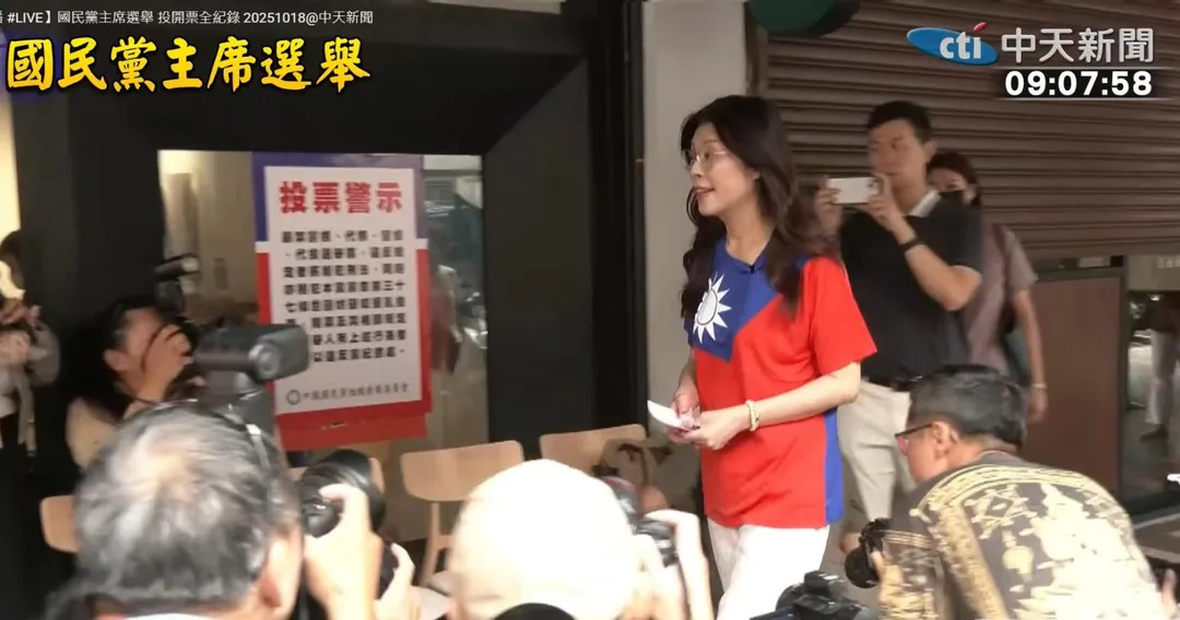 鄭麗文前往投票所。(圖/中天新聞)