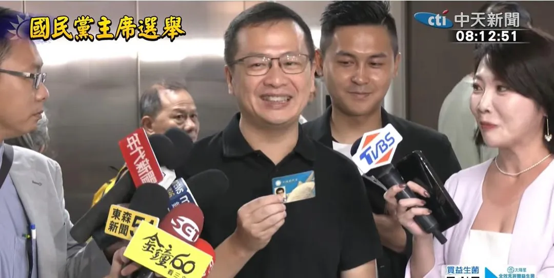 羅智強帶最幸運的小物黨證來投票。（中天新聞）
