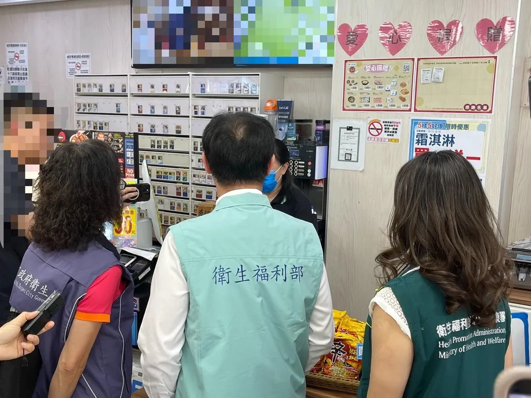 衛福部長石崇良親自帶隊與台北市衛生局突擊檢查四家超商。（圖／台北市衛生局）