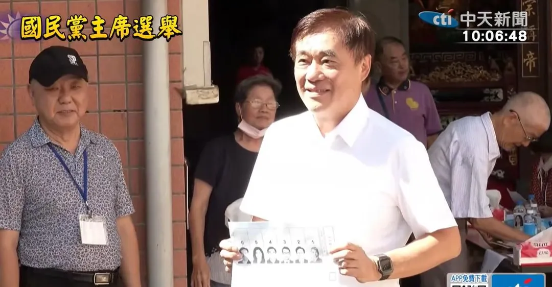 郝龍斌投票出示空白選票。（中天新聞）