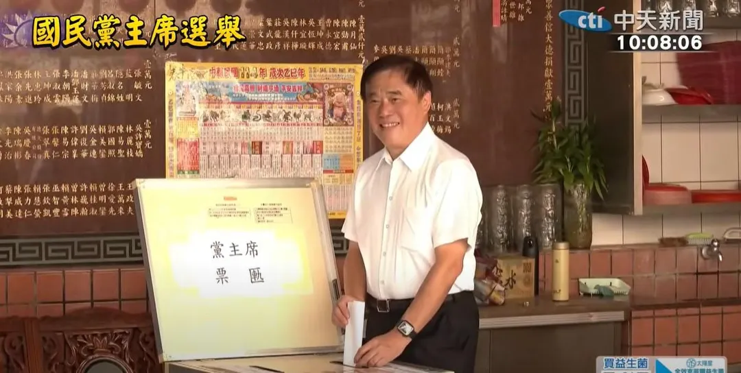 郝龍斌投票時應媒體要求拍照留念。（中天新聞）