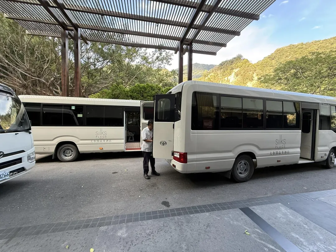 太魯閣晶英酒店緊急派出三輛中巴,載送所有旅客下山。(圖/民眾提供)
