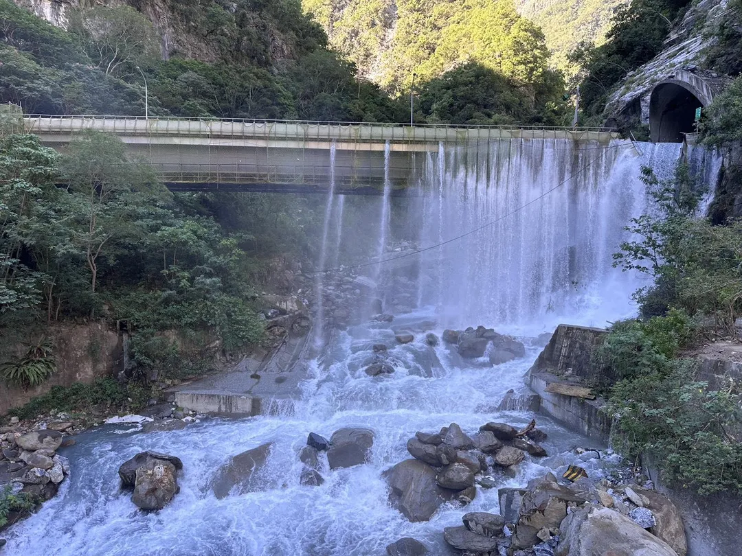 燕子口堰塞湖溢流出靳珩隧道，水滿出魯丹橋。（圖／林業及自然保育署花蓮分署提供）