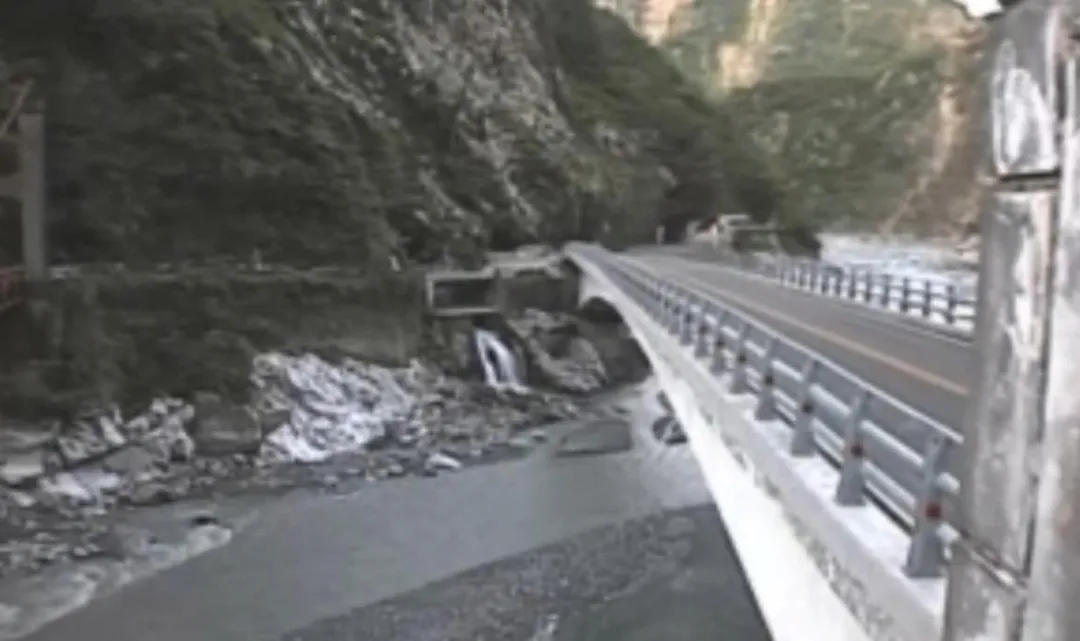 湖水已從台8線靳珩隧道東口溢流。(圖/翻攝畫面)
