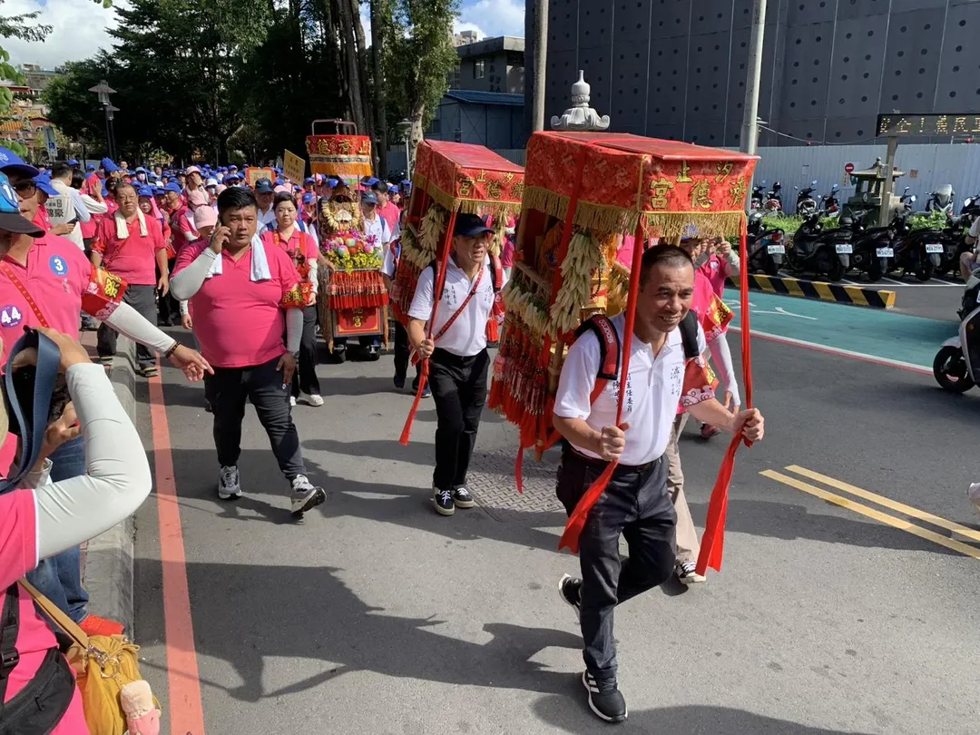 濟德宮二媽、瘟疫媽（三媽）以及老二媽分別以背轎方式前往基隆會香。（圖／林意欽攝）