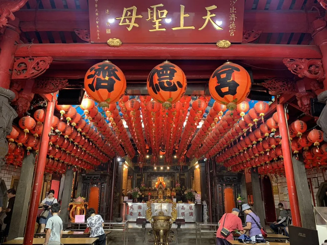隨著濟德宮新廟即將落成，現址的舊廟未來將拆除，改建為新廟的廟埕廣場。（圖／林意欽攝）