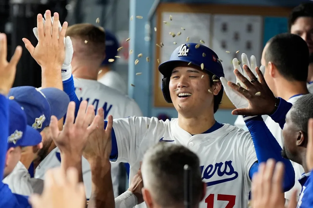 大谷翔平狂轟3響砲，開心與隊友慶祝。（圖／美聯社）