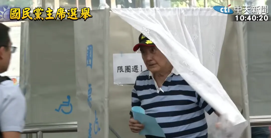 馬英九今一早前往投票。（圖/中天新聞）