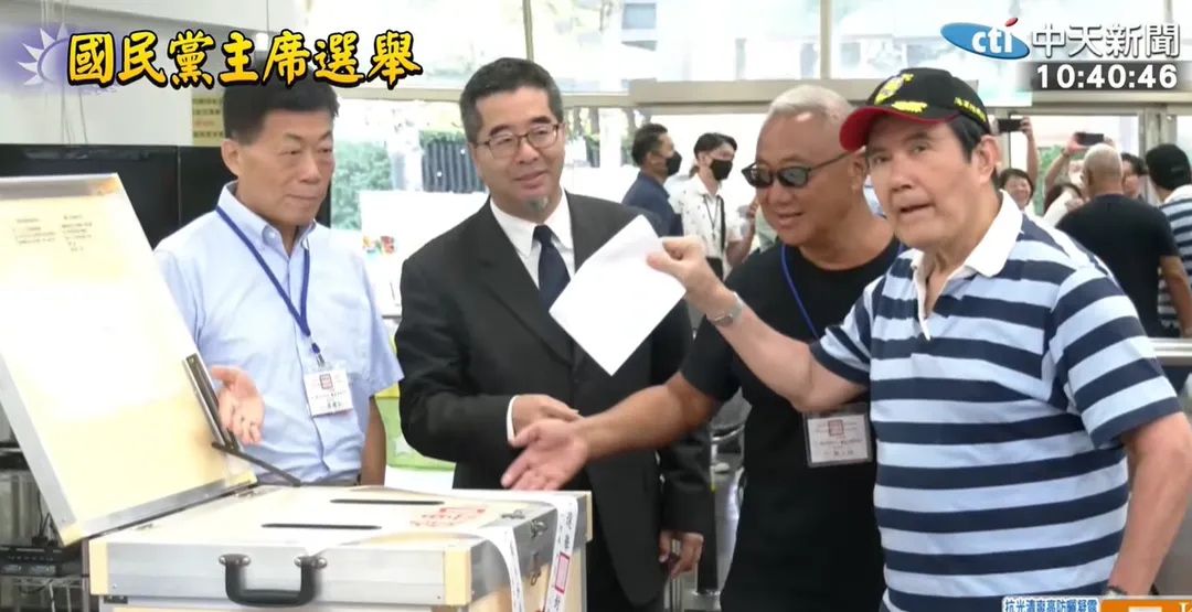 馬英九擺出投票慢動作。（圖/中天新聞）