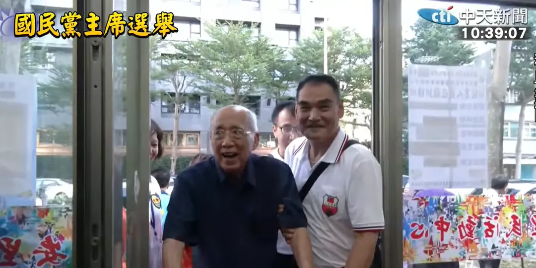 吳伯雄現身投票。（圖/中天新聞）