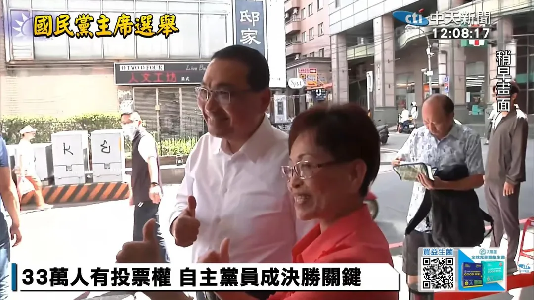 侯友宜投完票與民眾合影。(圖/中天新聞)