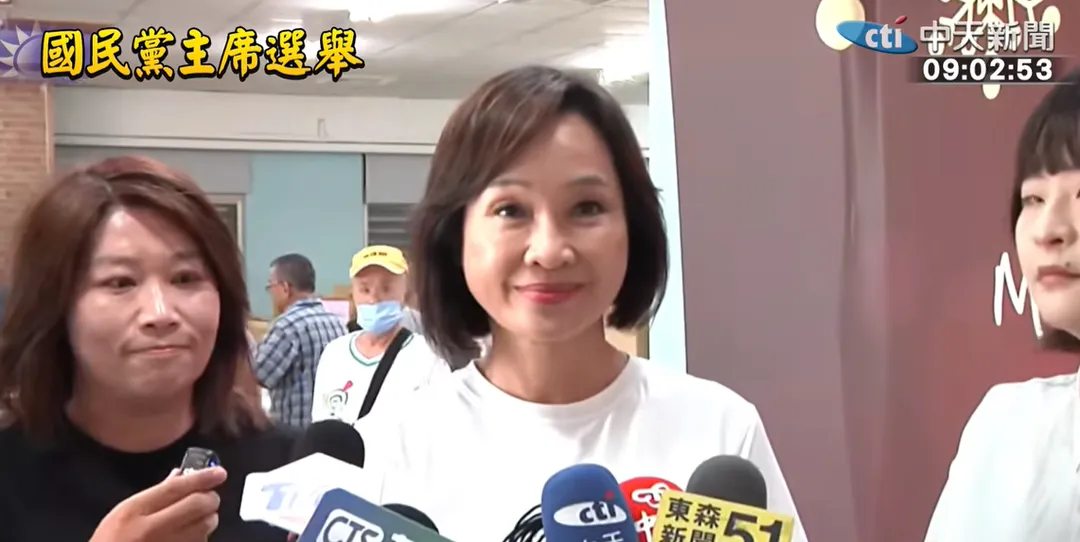 國民黨主席選舉今（18）日登場，柯志恩也前往高雄市黨部投票。（圖/中天新聞）