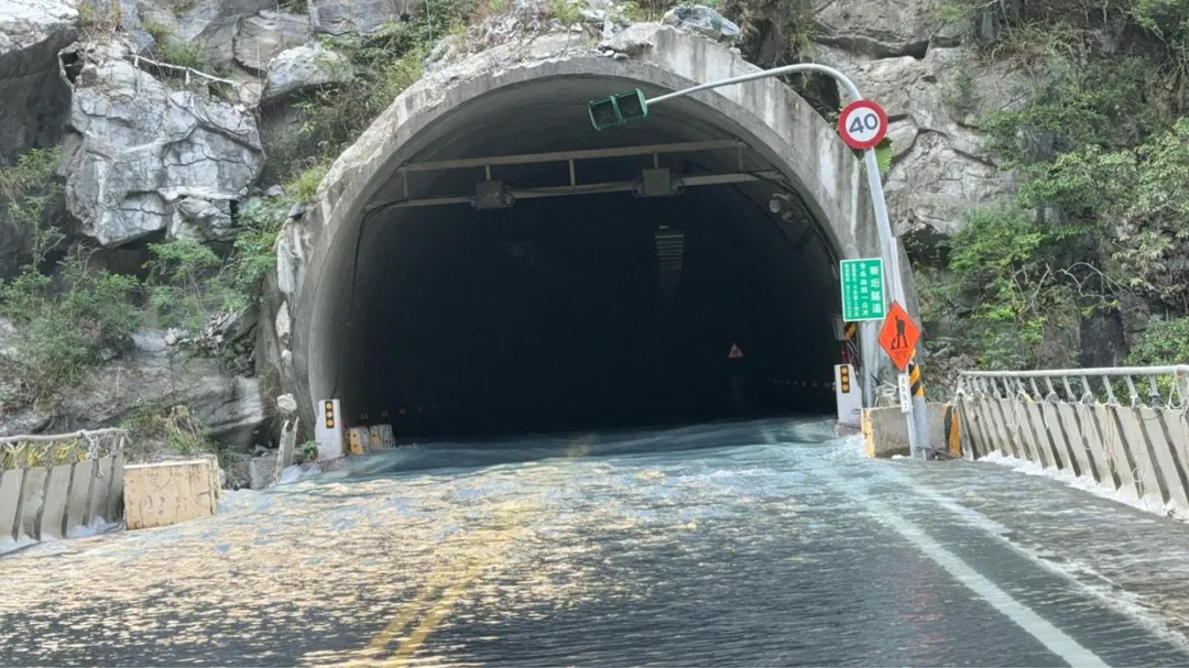 農業部同時解釋燕子口堰塞湖與馬太鞍溪堰塞湖在處理方式上的三大差異。（圖／翻攝畫面）