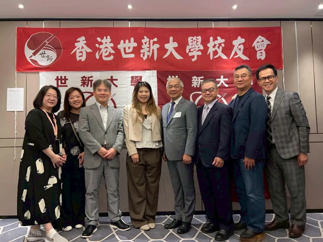 香港世新大學校友會正式成立，新任會長何穎芯（左四）與校長陳清河（右四）、校友會總會理事長陳錦祥（左三）等人合影，共同見證這歷史性時刻並送上祝福。（圖／世新大學提供）