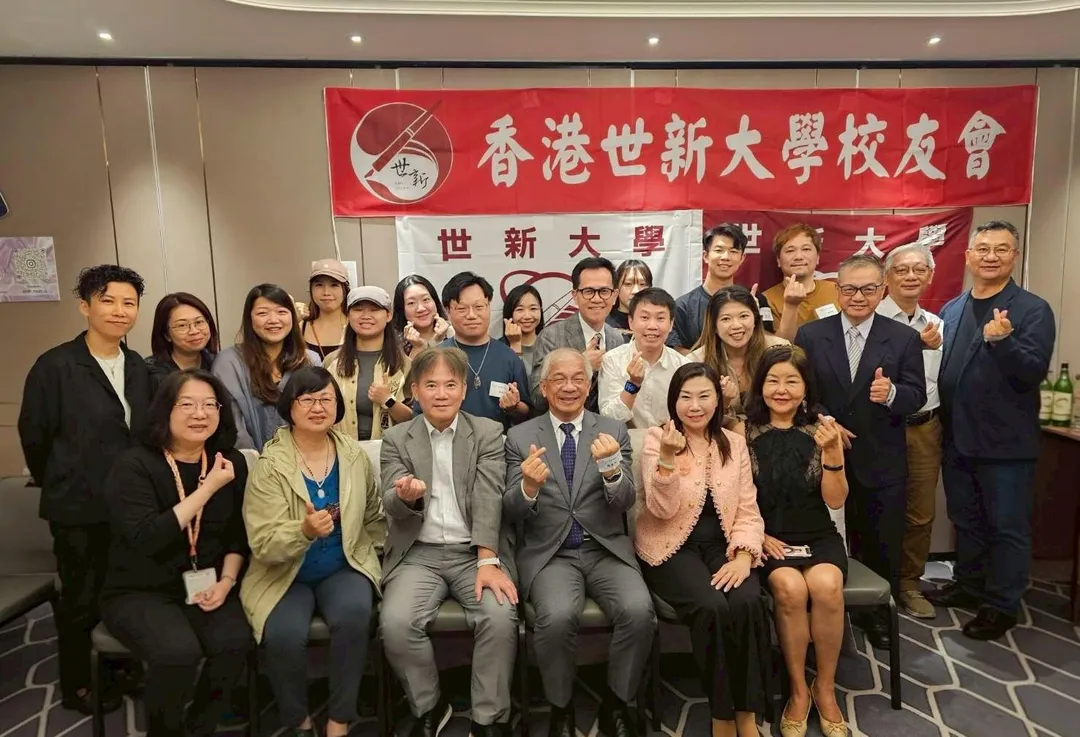 世新大學校長陳清河與校友會總會理事長陳錦祥熱烈邀請香港校友明年返台參與70週年校慶盛典。（圖／世新大學提供）