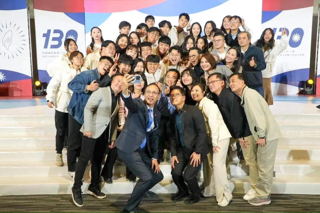 鄧凱勛感謝朱立倫為國民黨的貢獻。(圖取自鄧凱勛臉書)