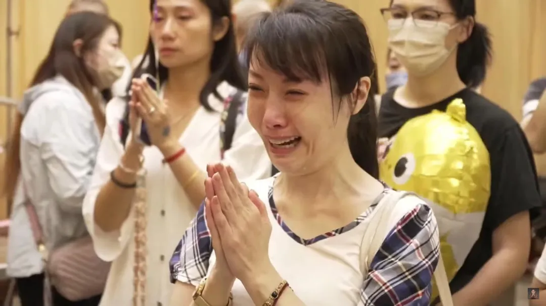 粉絲在現場難過痛哭。(圖/翻攝自孫腫來了)